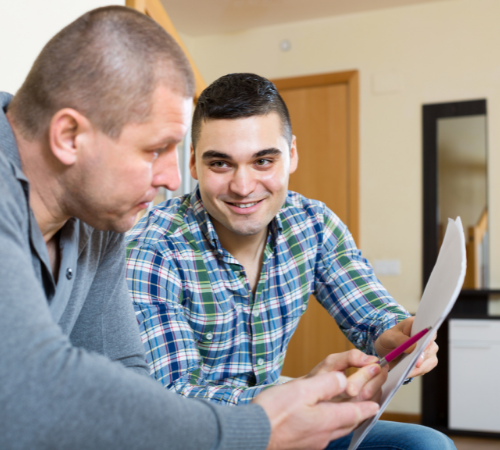 Landlord and tenant discuss how smart meters prevent disputes